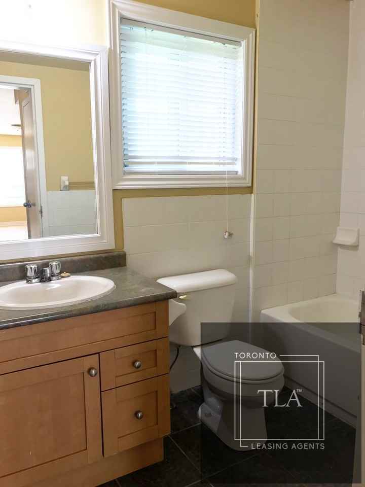 240 Lena Crescent - Photo 3 of 5