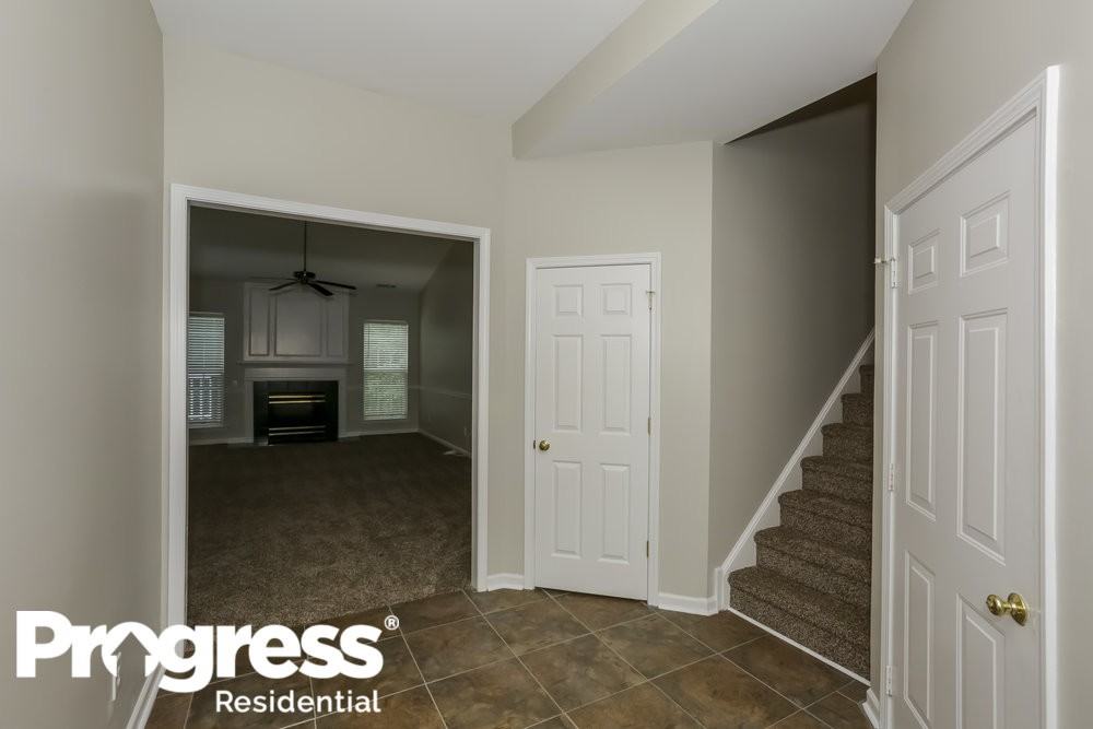 6043 Creekview Ct - Photo 3 of 17