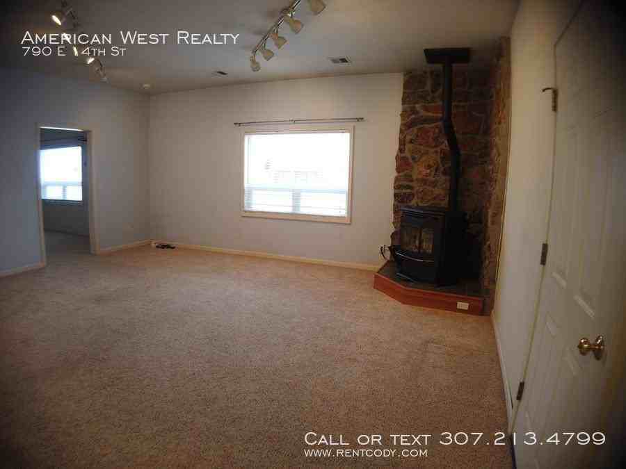 790 E 14th St - Photo 2 of 12