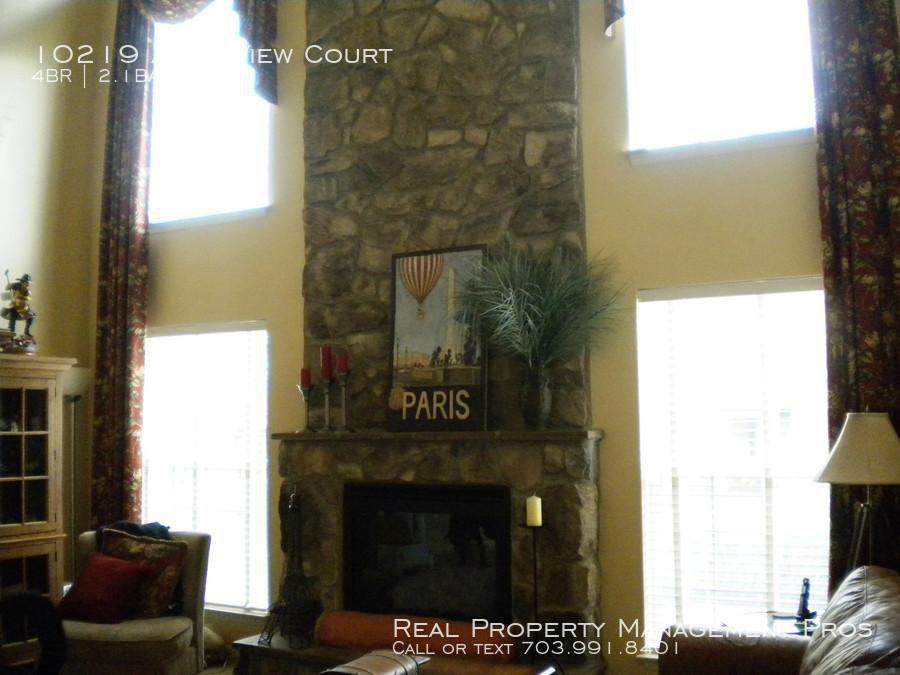 10219 Aqua View Ct - Photo 3 of 32