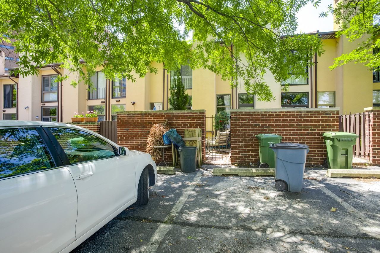 412 S Hanover St - Photo 3 of 34