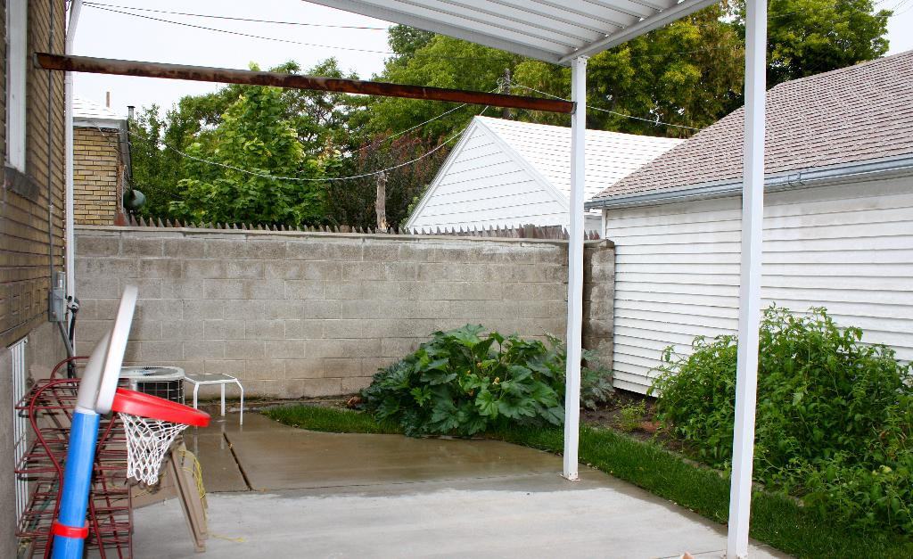 777 E 600 S - Photo 2 of 16