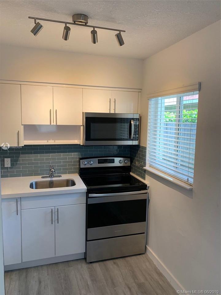 228 Southwest 8th Street - Photo 2 of 18