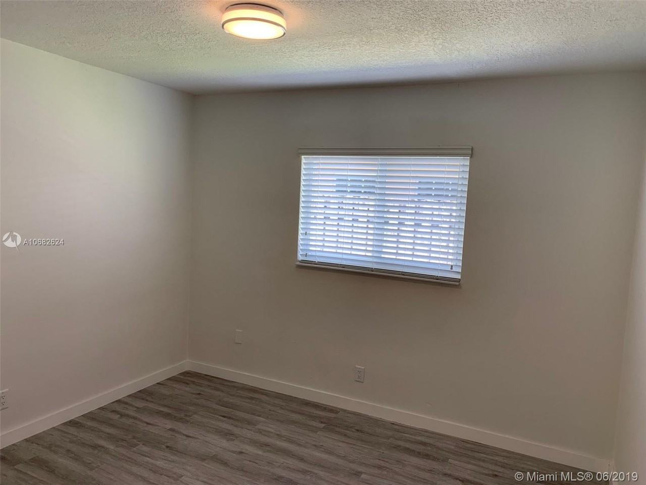 228 Southwest 8th Street - Photo 3 of 18