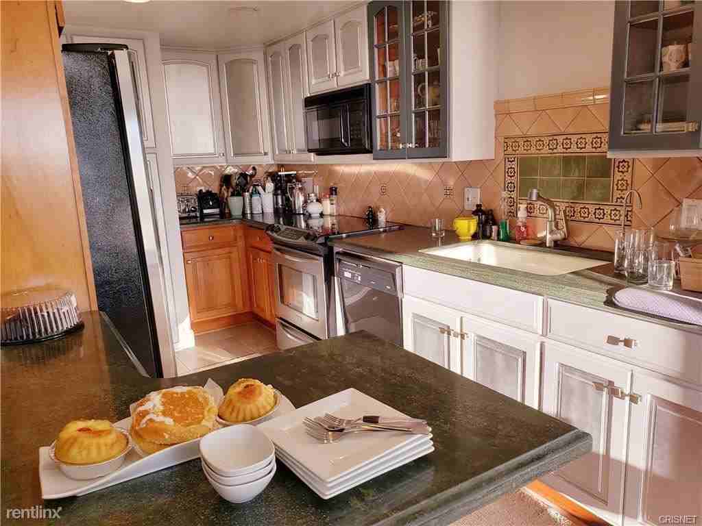 3200 La Rotonda Dr - Photo 2 of 9