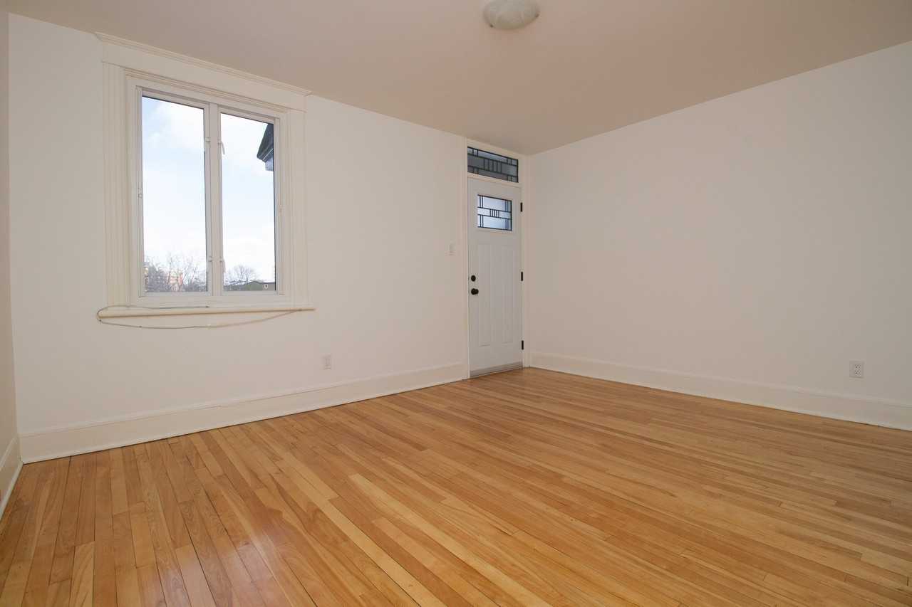 424 Clarence Street East - Photo 3 of 15