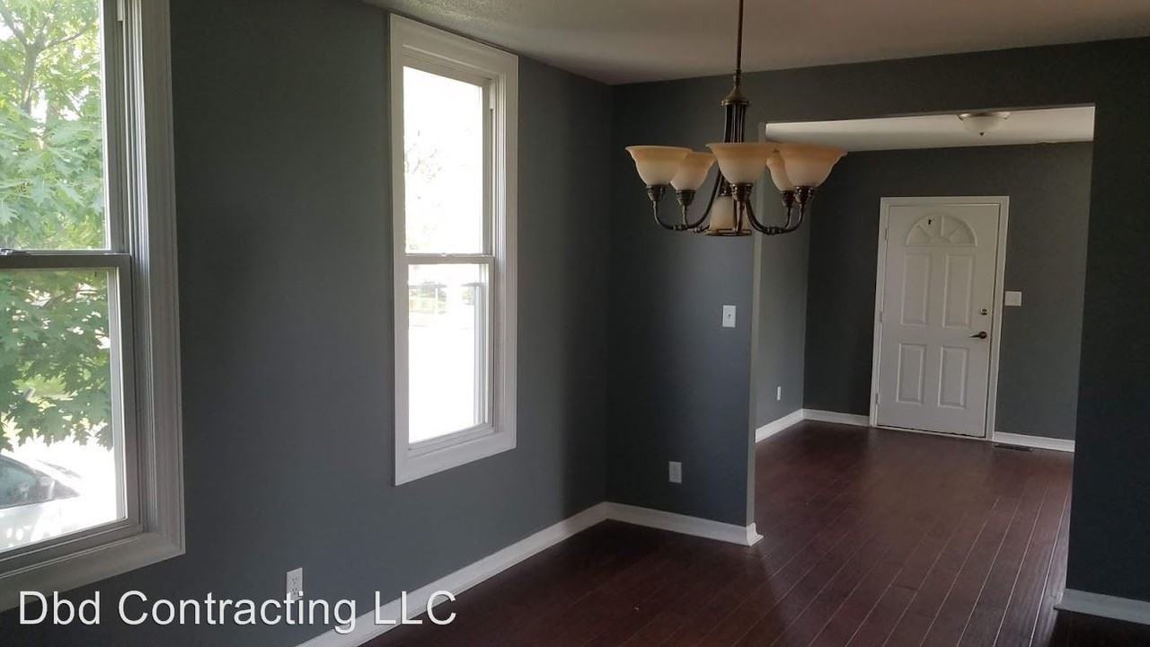1139 E Lewis St - Photo 2 of 9