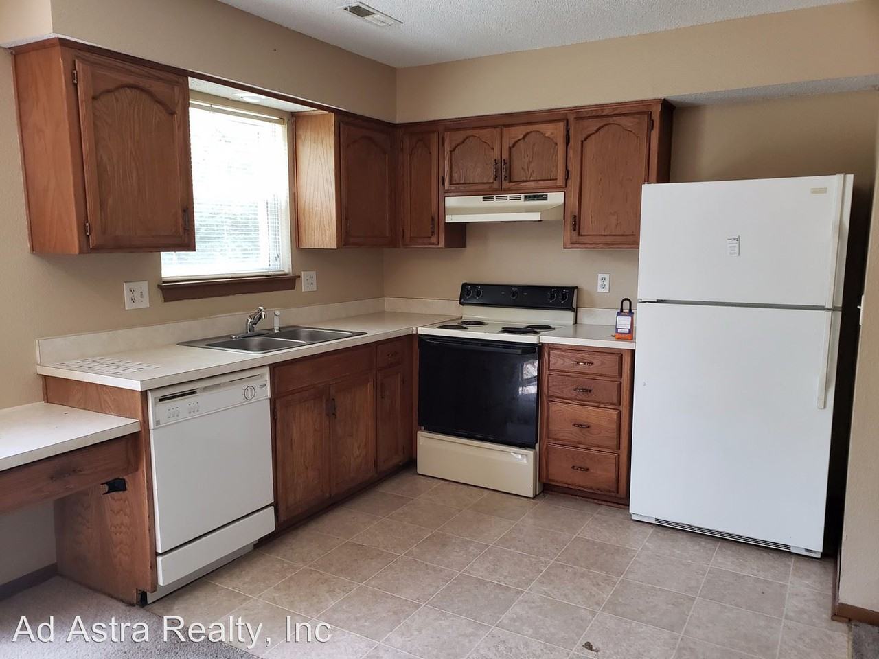 220 NE Cedar Ct - Photo 2 of 16