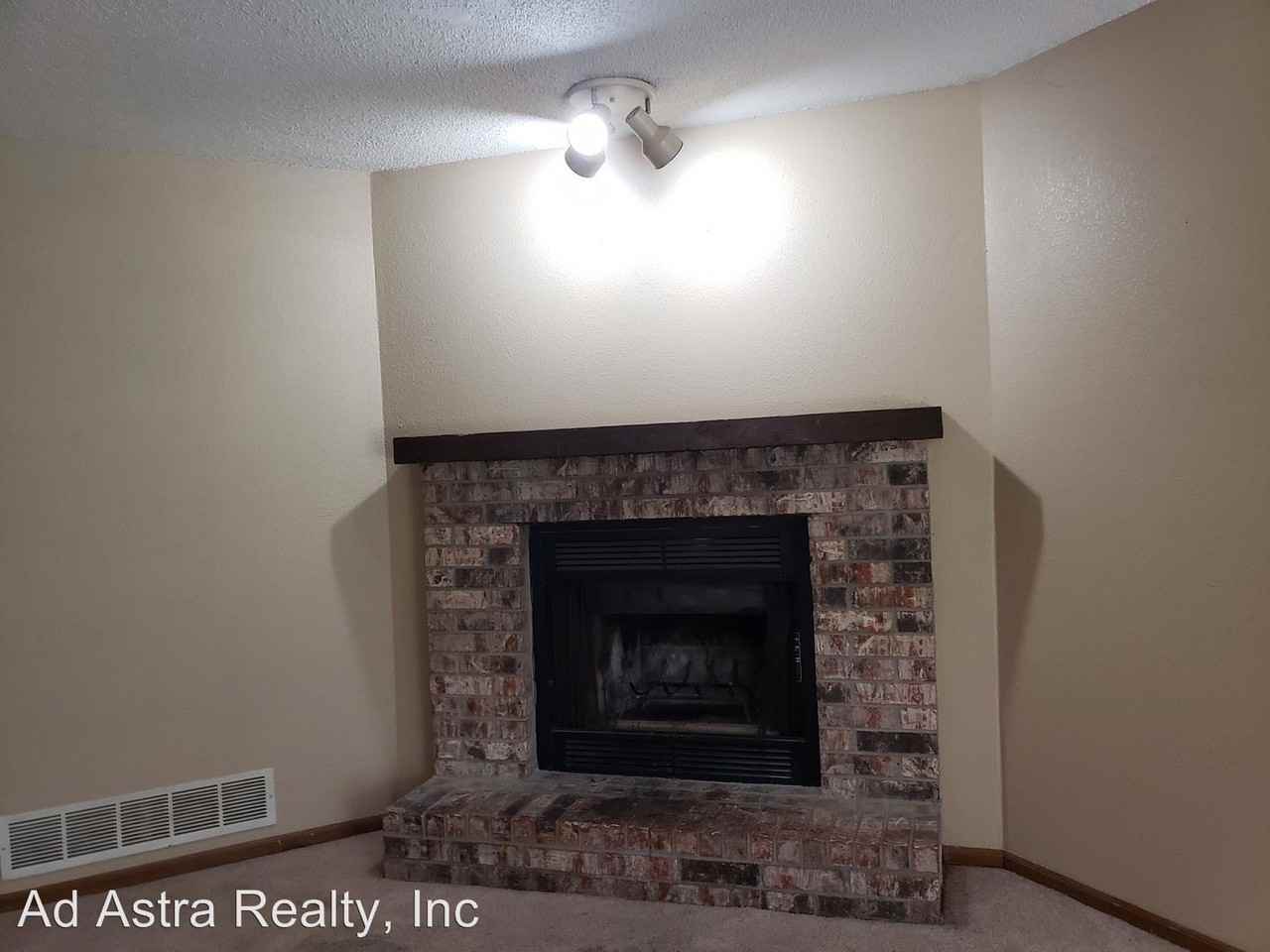 220 NE Cedar Ct - Photo 3 of 16