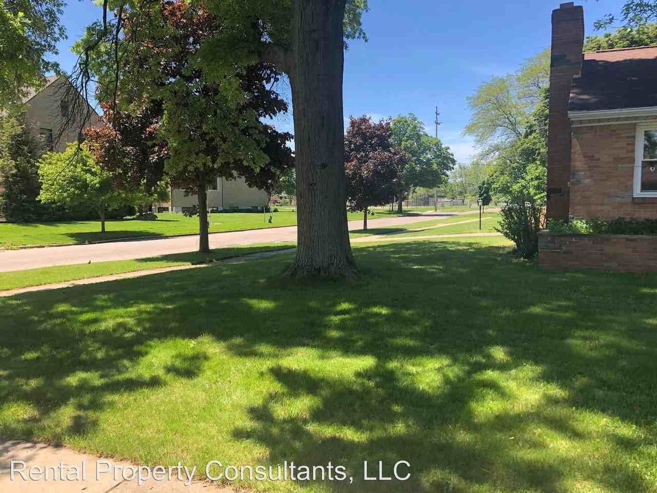 1759 Lotus Ave SE - Photo 2 of 18