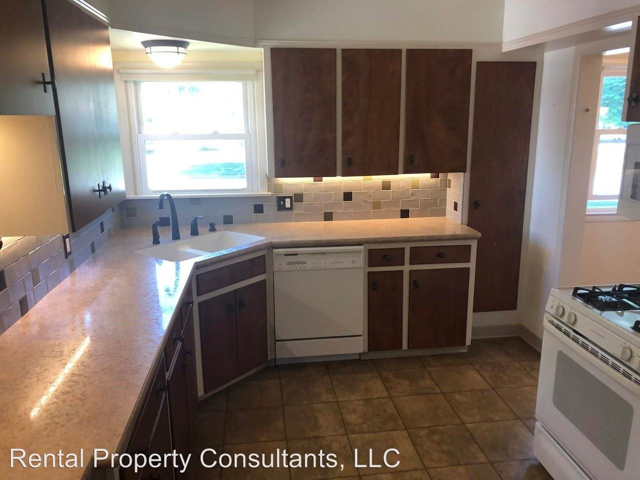 1759 Lotus Ave SE - Photo 3 of 18