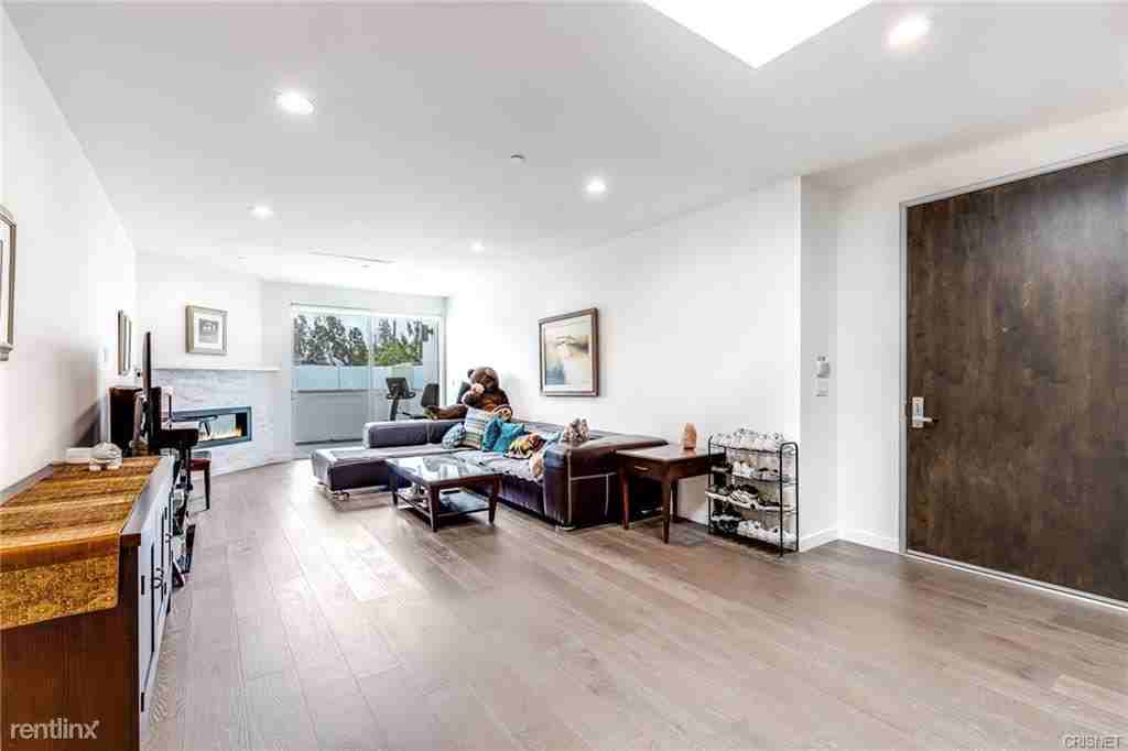12045 Guerin St - Photo 3 of 10
