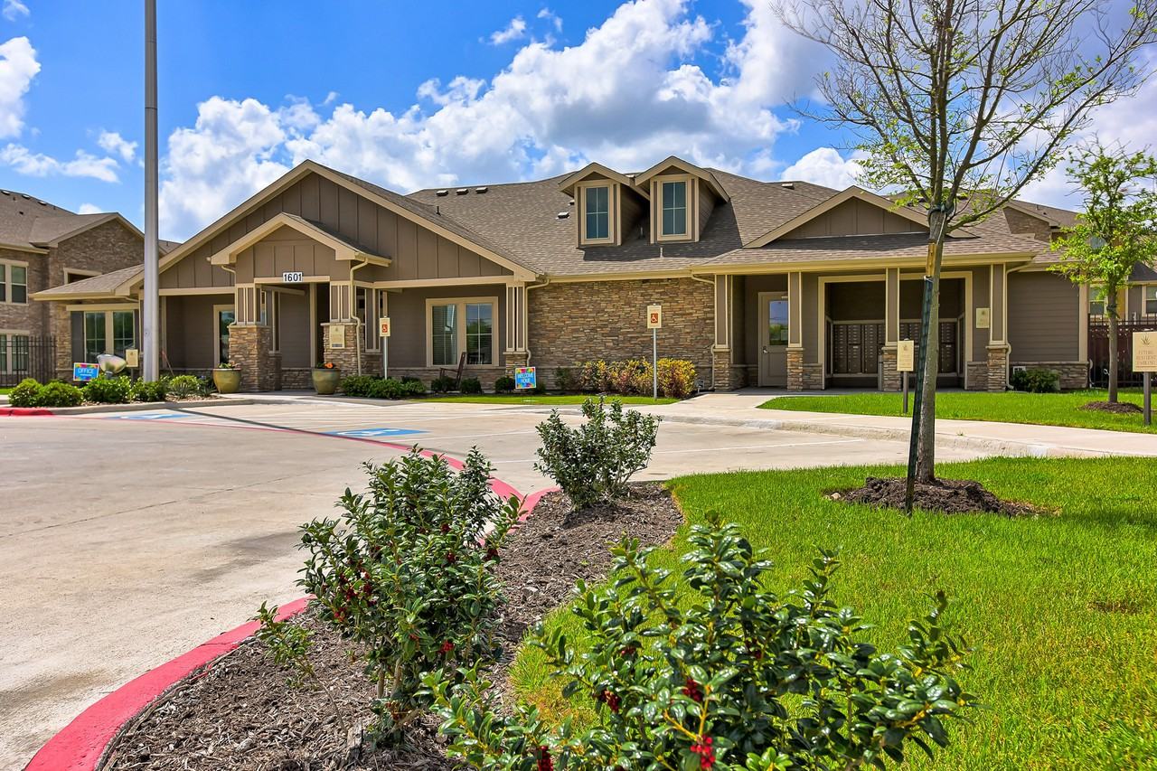 Latigo Crossing Apartments 1601 John Stockbauer Dr, Victoria, TX