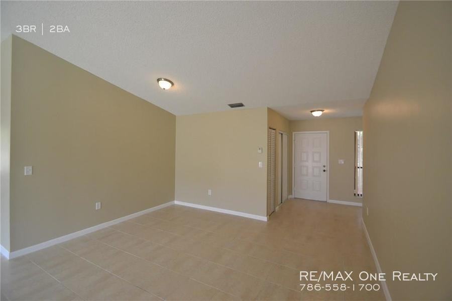 5911 York Ln - Photo 3 of 6