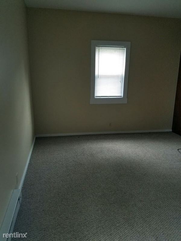 1102 W 8th St 1R - Photo 2 of 5