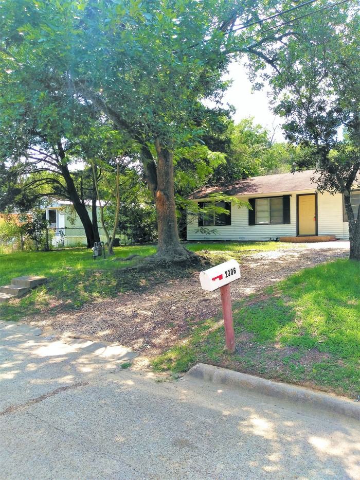 2306 Southside Dr - Photo 2 of 11