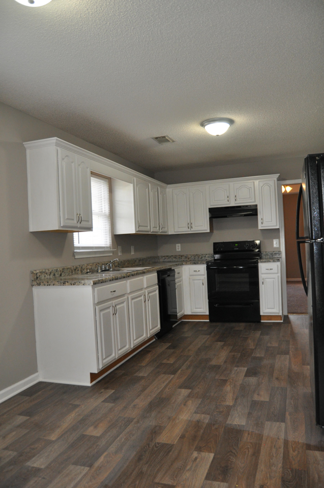 15988 Stone Ridge Cir - Photo 3 of 7