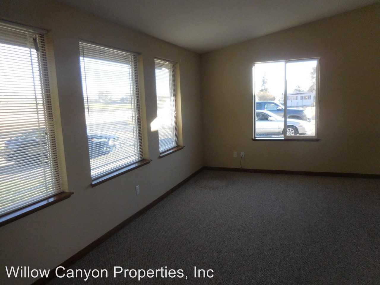 400 NE Meadowlark Ln - Photo 2 of 3