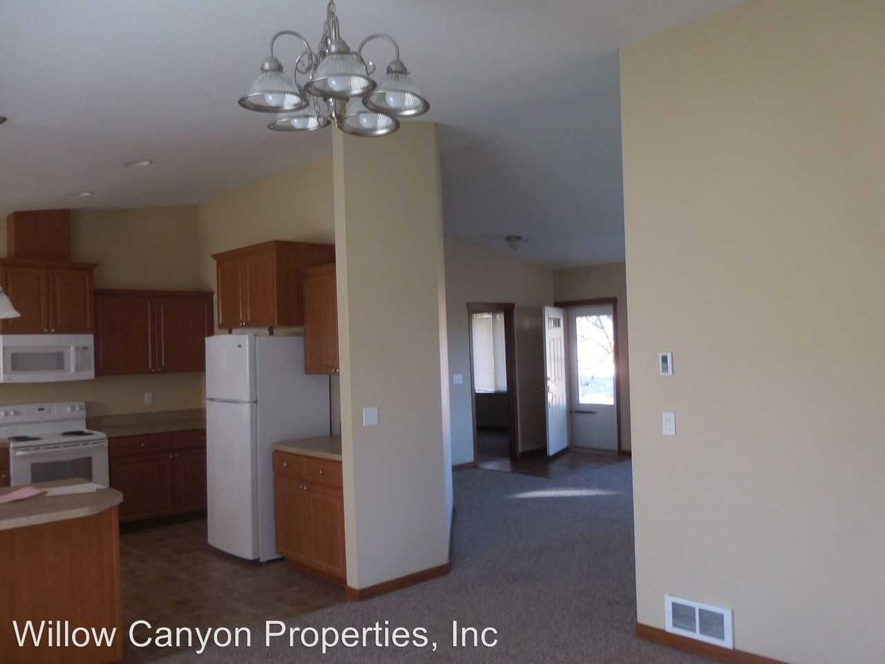 400 NE Meadowlark Ln - Photo 3 of 3