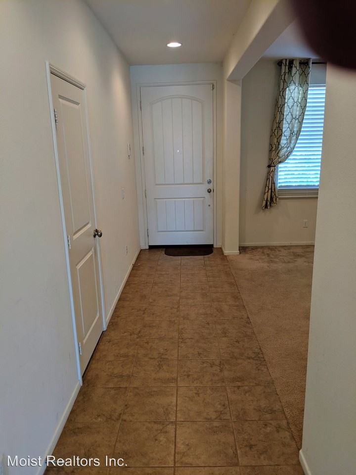 1439 Sandy Hill Dr - Photo 2 of 7