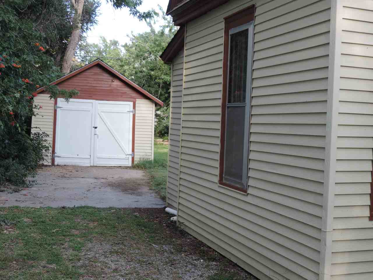 320 N Iuka St - Photo 3 of 18