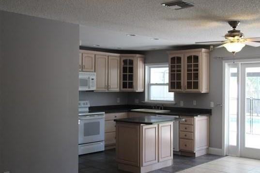 1310 Angeline Ave - Photo 2 of 8