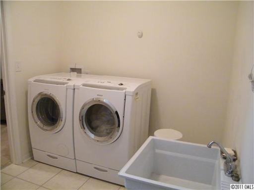 402 Wesley Heights Way - Photo 3 of 6