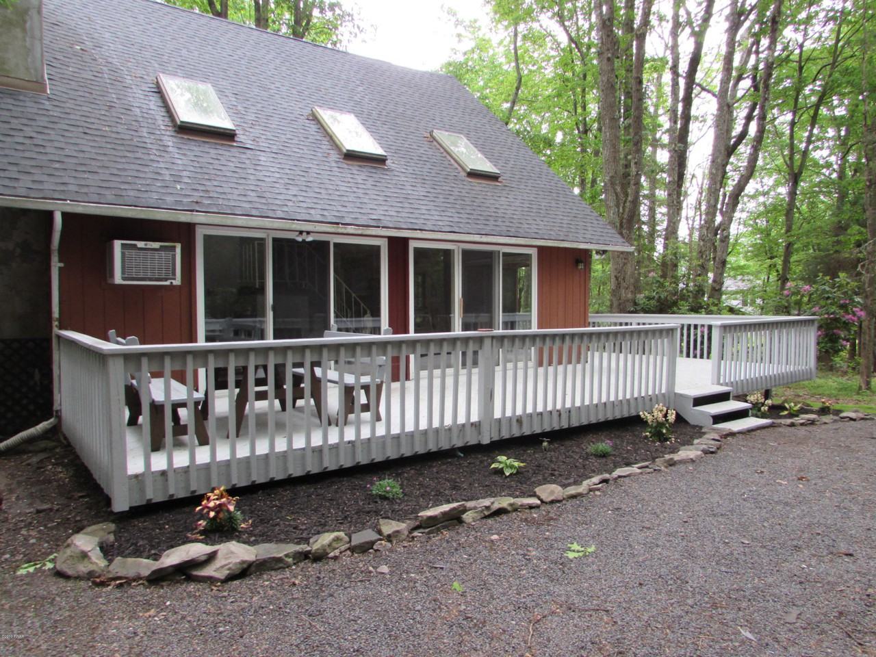 135 Hillcrest Dr - Photo 2 of 47