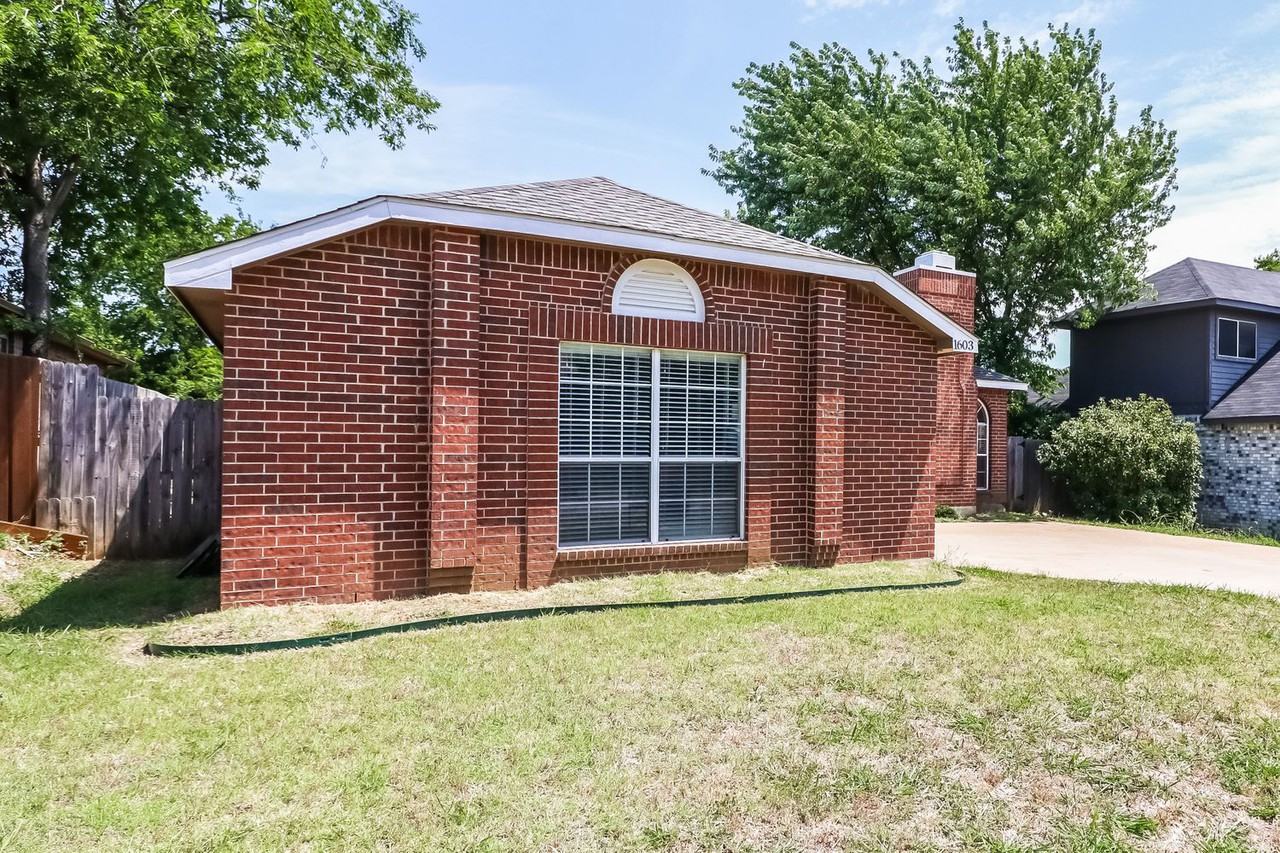 1603 Barclay Dr - Photo 3 of 23