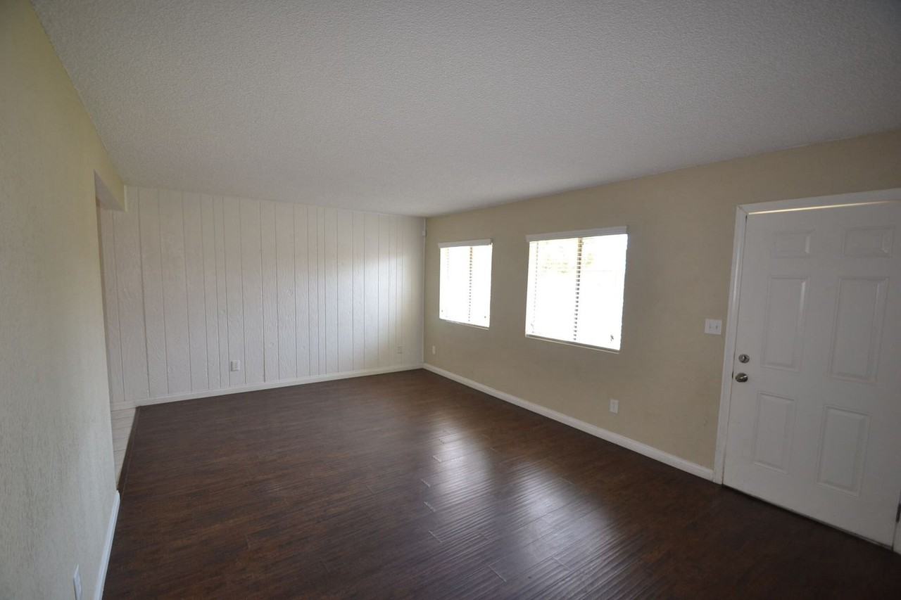 930 W 41st St - Photo 3 of 12