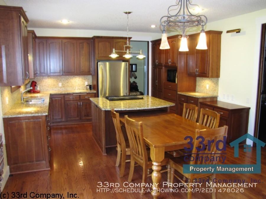 788 Woodridge Ct - Photo 2 of 7