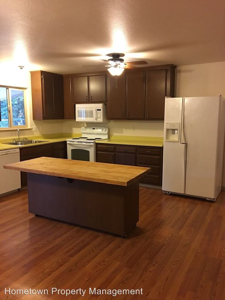 499 Josephine Dr - Photo 2 of 10