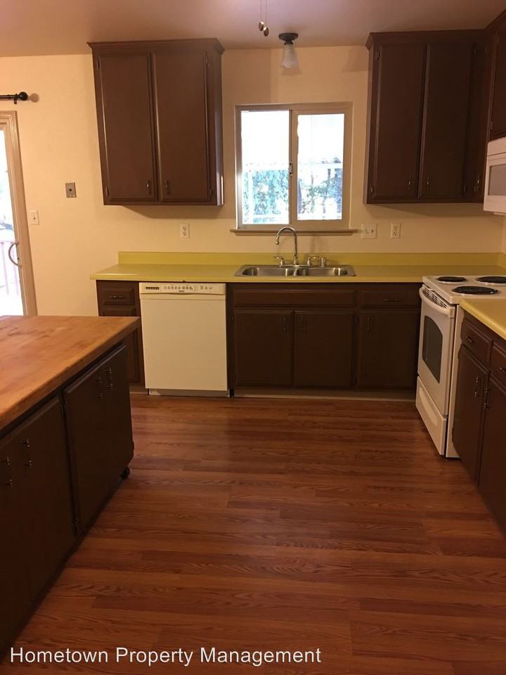 499 Josephine Dr - Photo 3 of 10