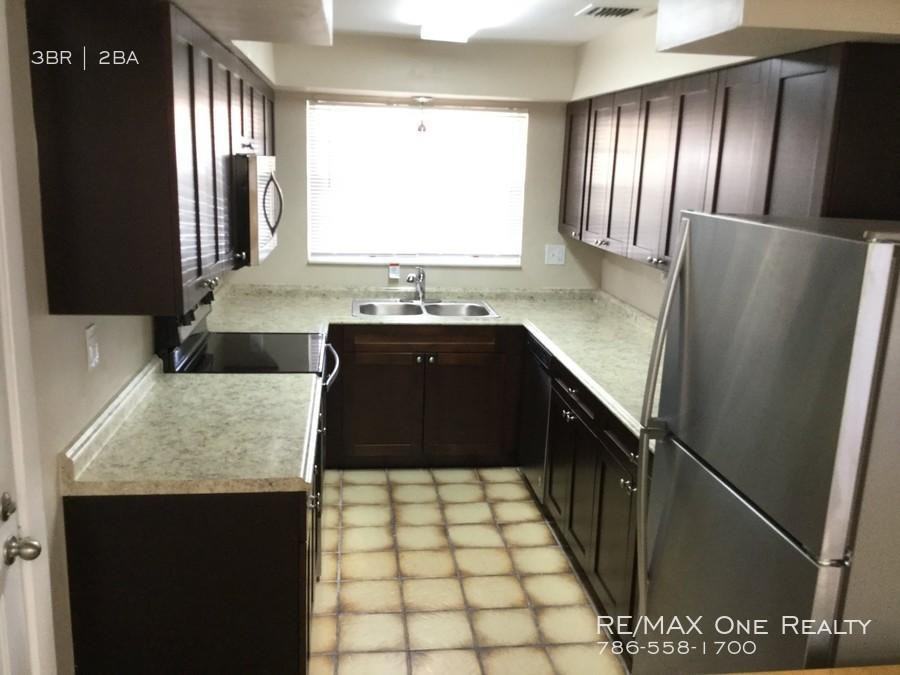 2000 NE 31st Ct - Photo 2 of 8