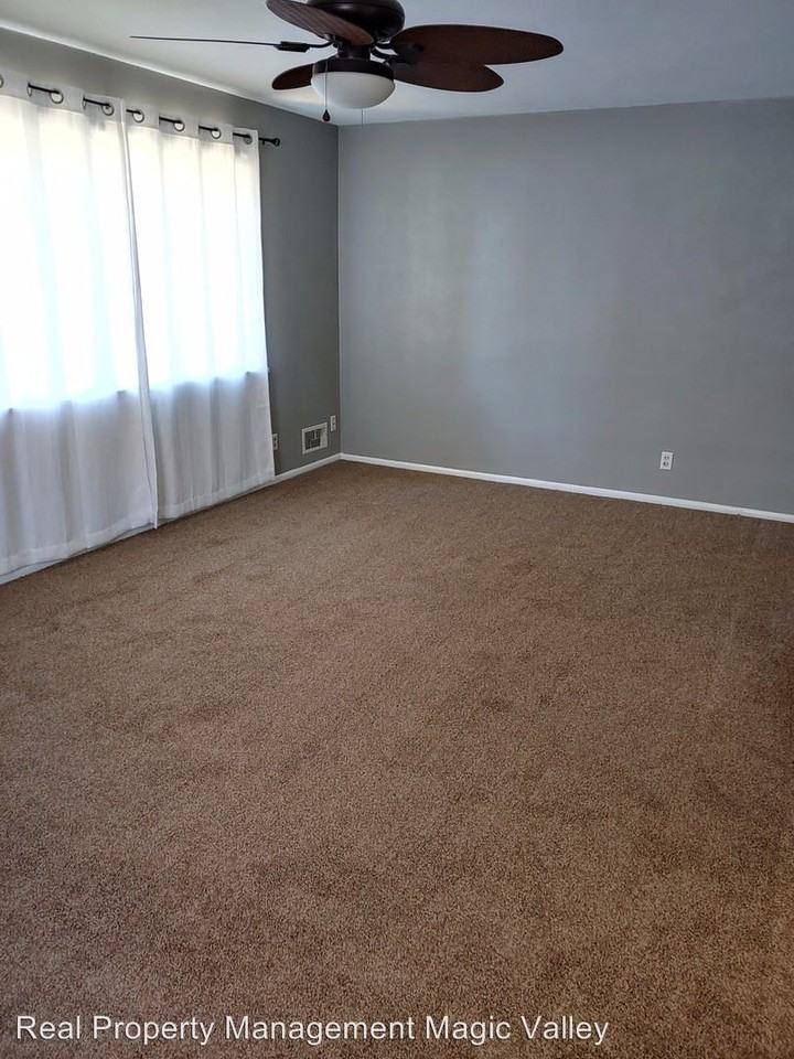 628 9th Ave N - Photo 3 of 8