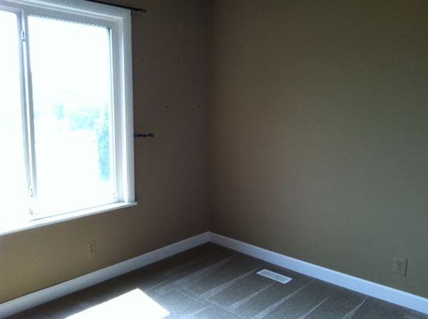 926 Village Dr - Photo 3 of 5