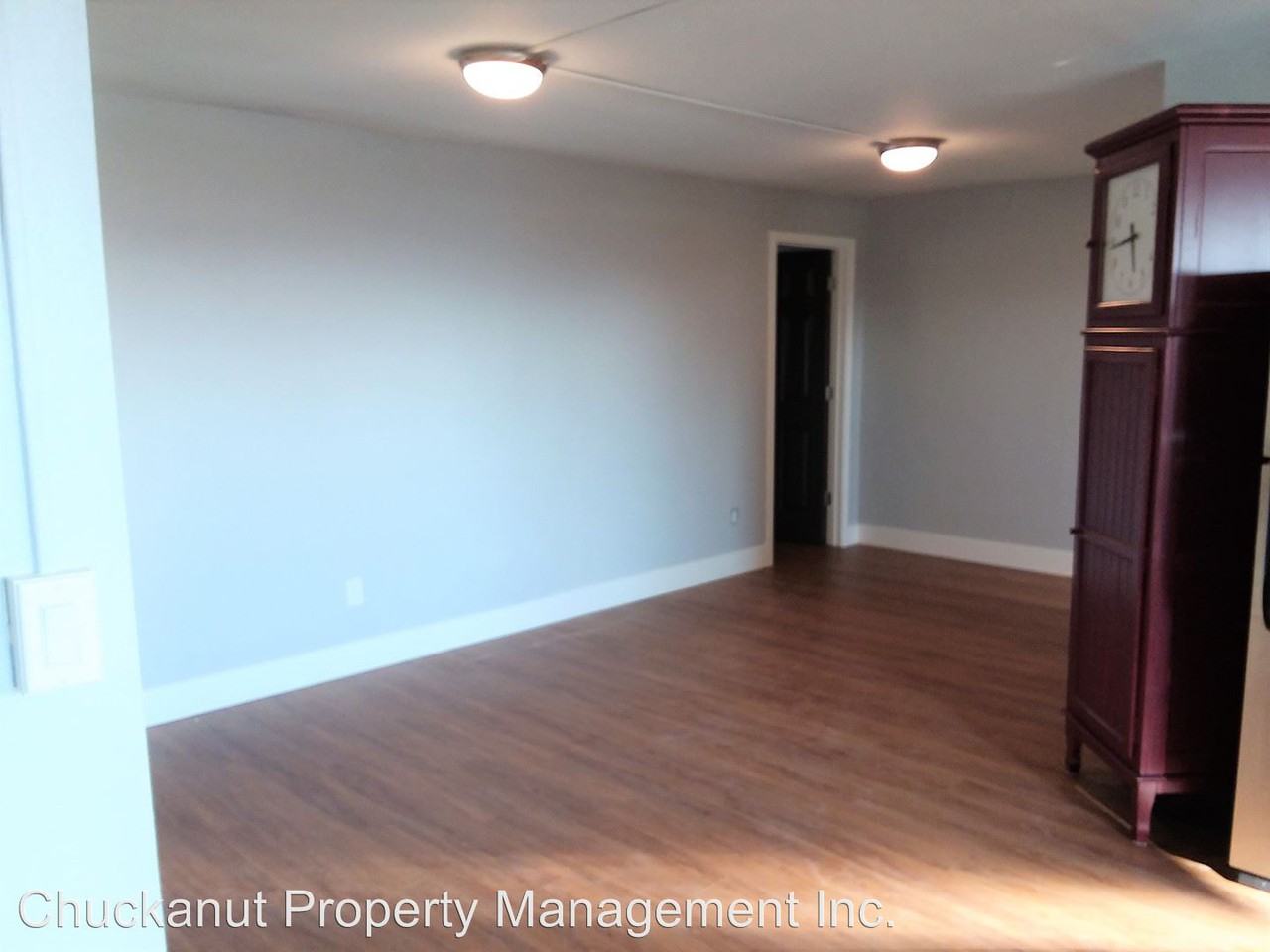 209 W Holly St - Photo 2 of 8