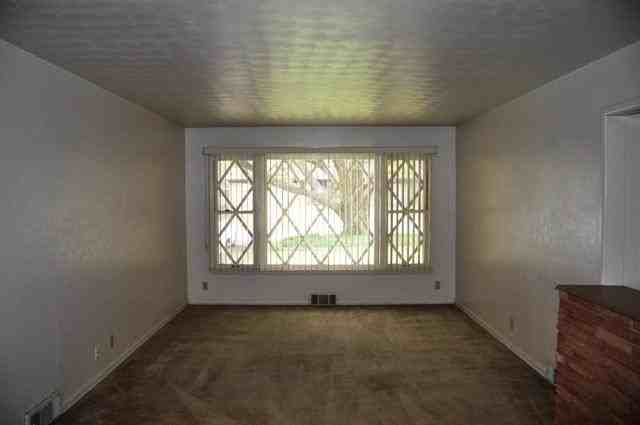 916 Ridgewood Terrace - Photo 3 of 17