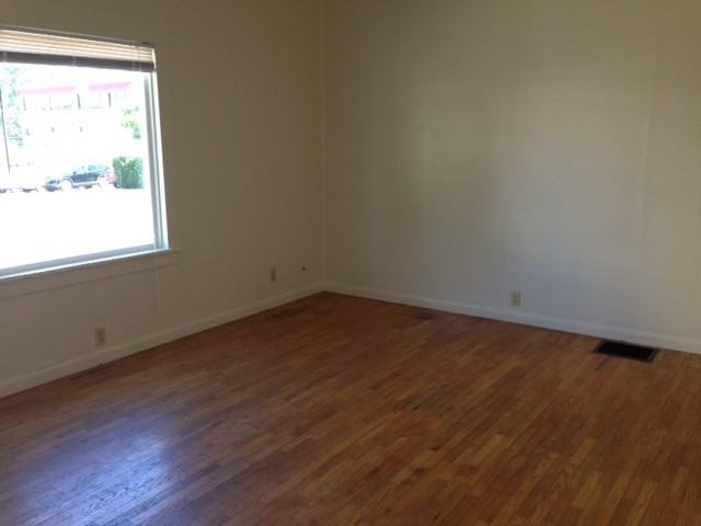 525 12th Ave SE - Photo 2 of 9