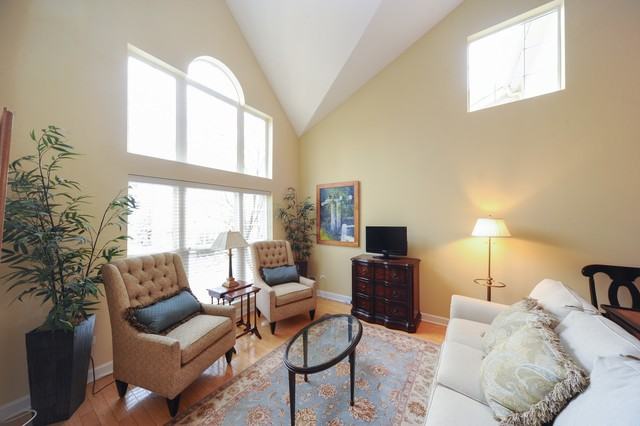 506 S Commons Ct - Photo 2 of 10