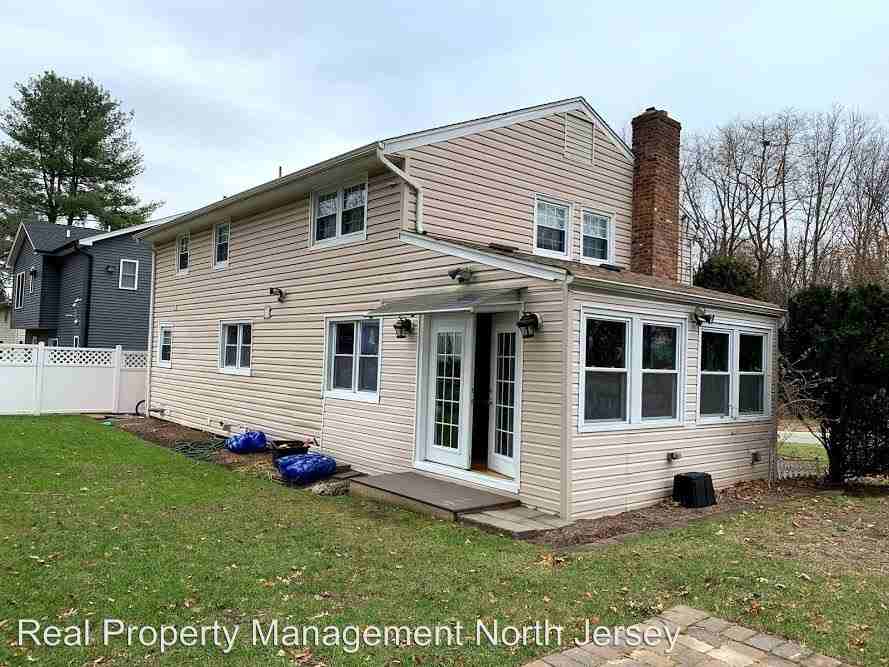 96 Sheridan Ave. - Photo 3 of 10