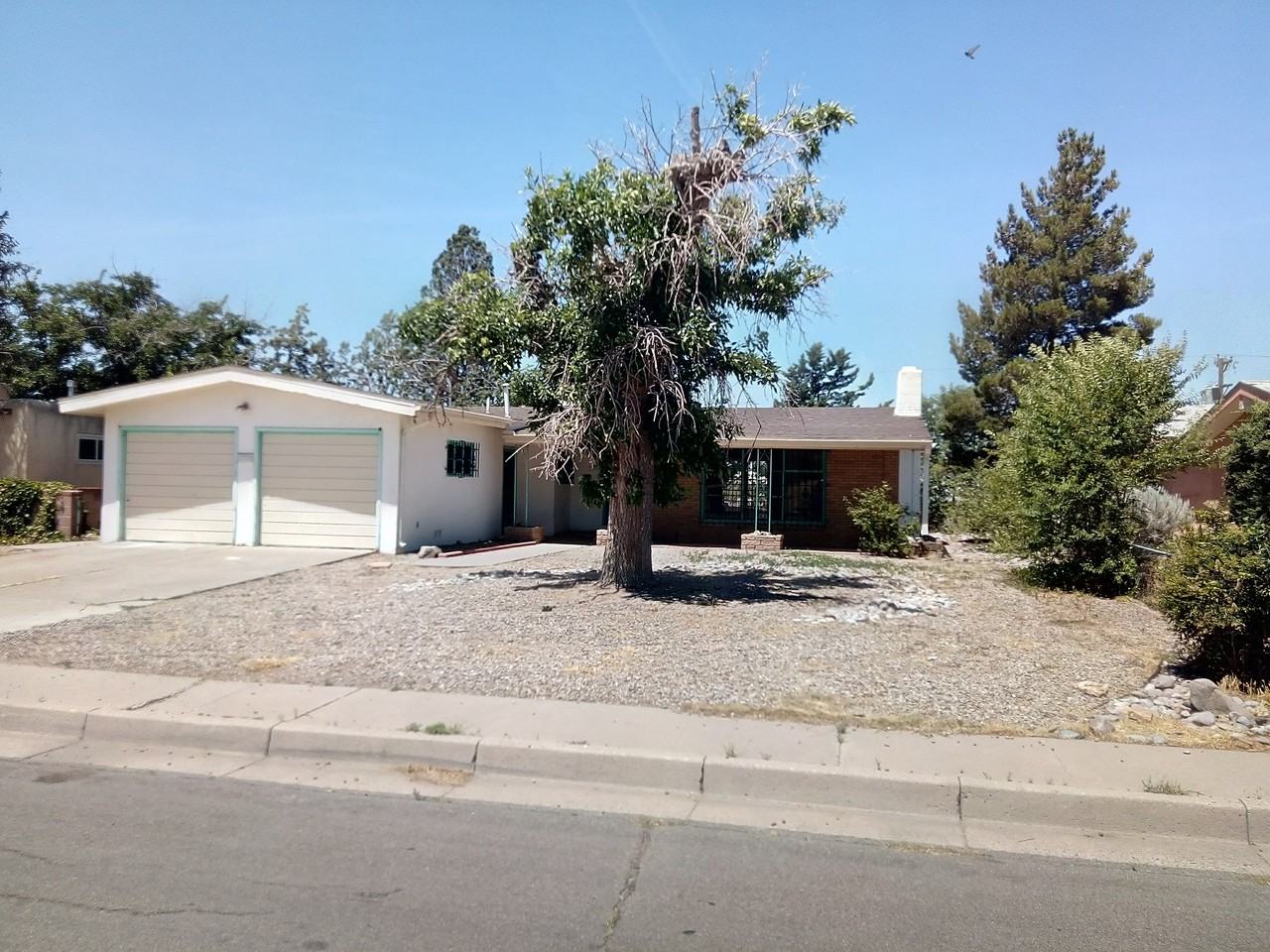1105 Arizona St NE - Photo 2 of 19
