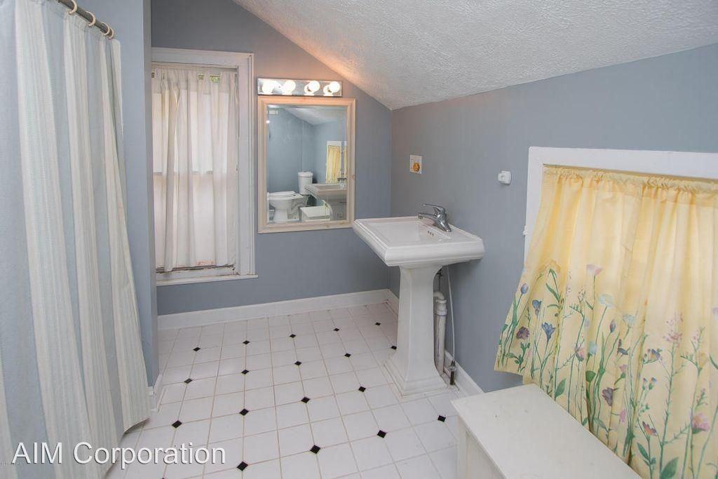 417 Woodward - Photo 3 of 5