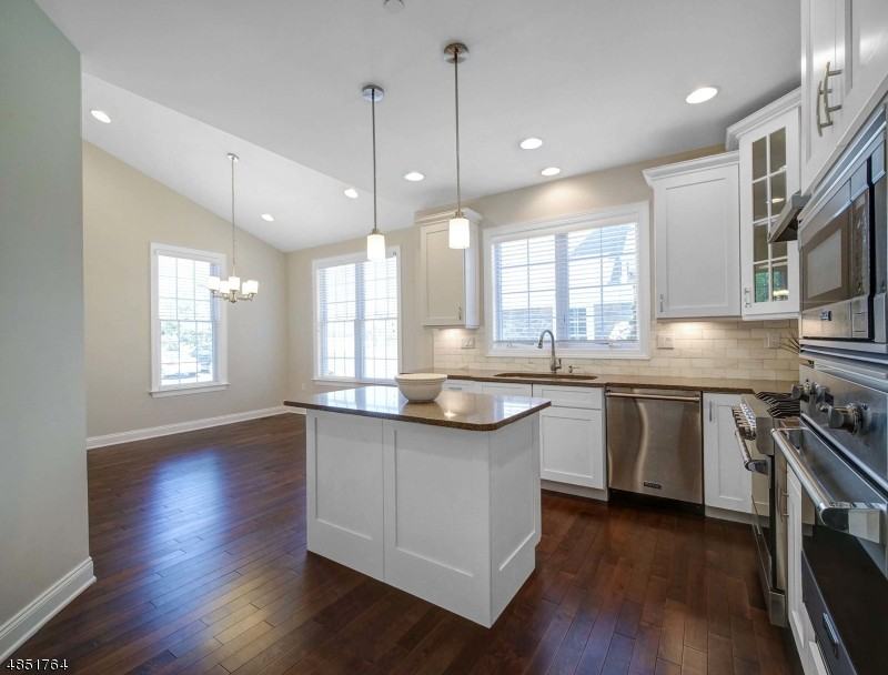 49 Woodstone Cir - Photo 3 of 22