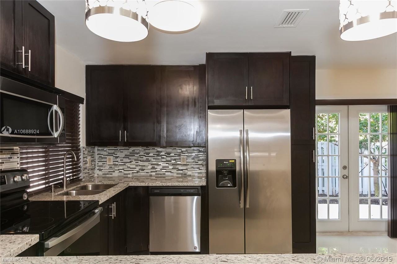 1263 Seagrape Cir - Photo 3 of 19