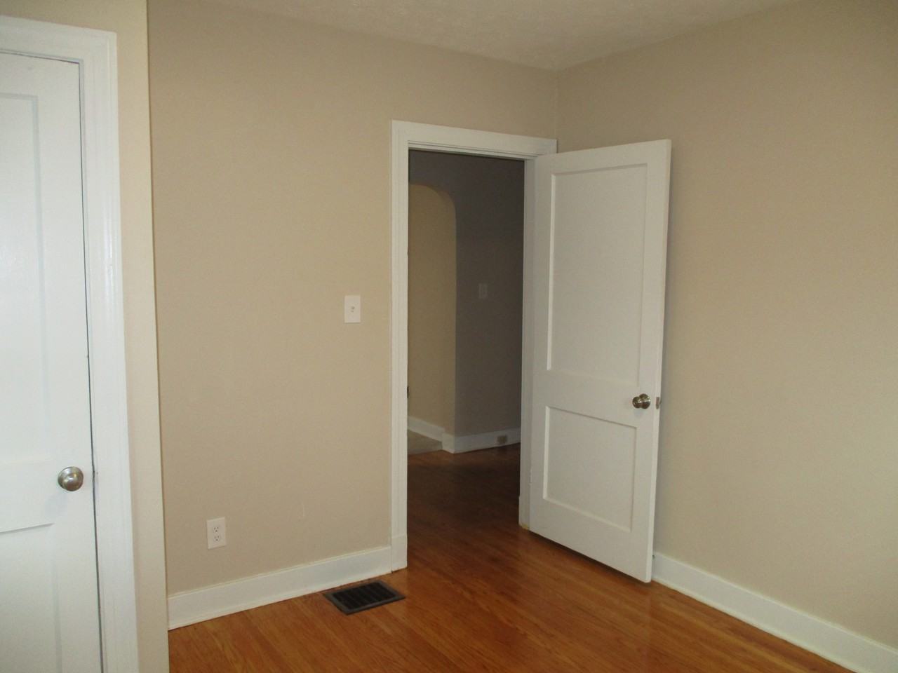 2608 Wyandotte Avenue - Photo 3 of 17