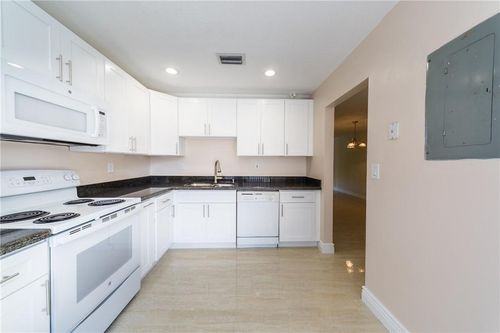 1343 Hampton Blvd - Photo 2 of 8