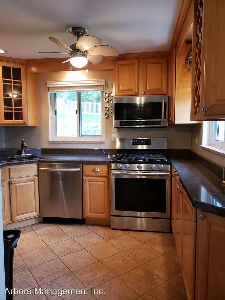 129 Ryan Dr - Photo 3 of 17