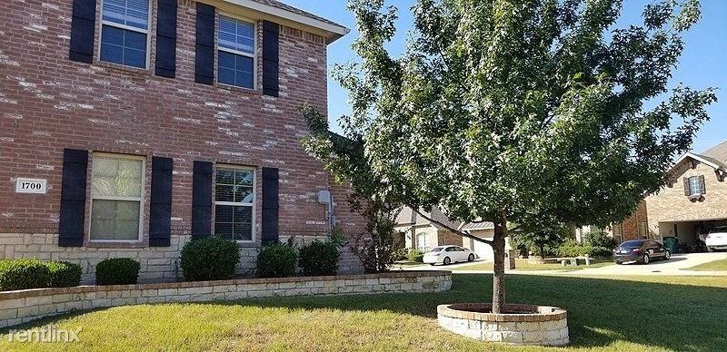 1700 Martina Dr - Photo 2 of 9