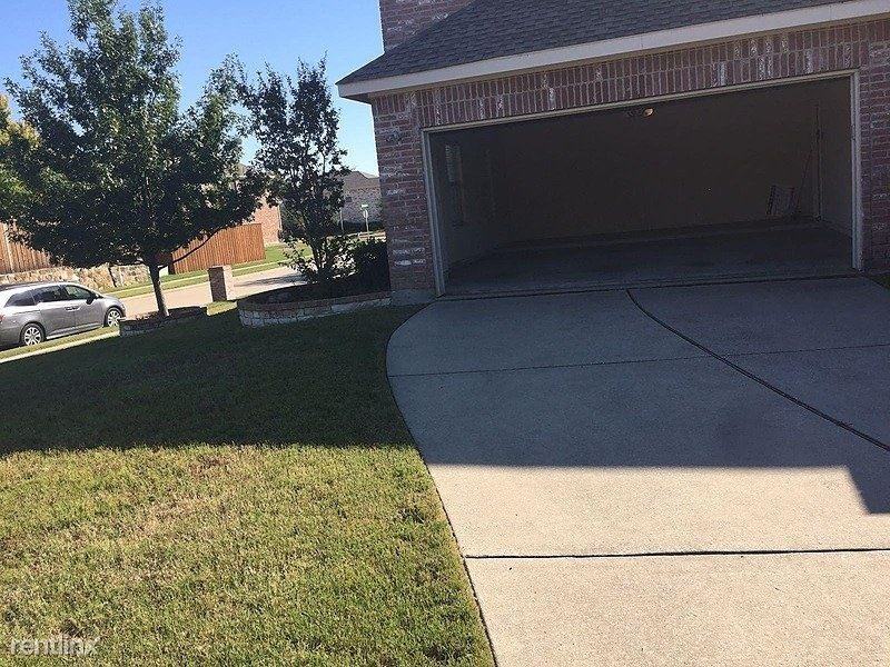 1700 Martina Dr - Photo 3 of 9